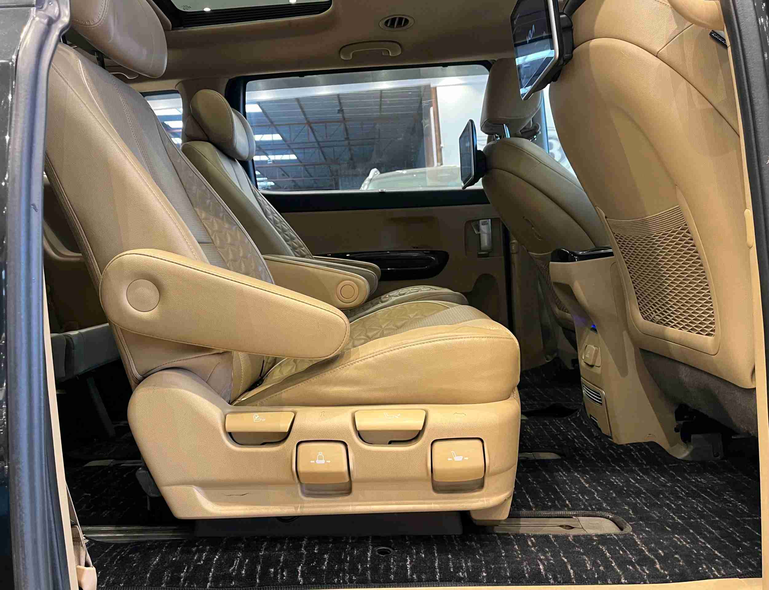 KIA Carnival photo 2