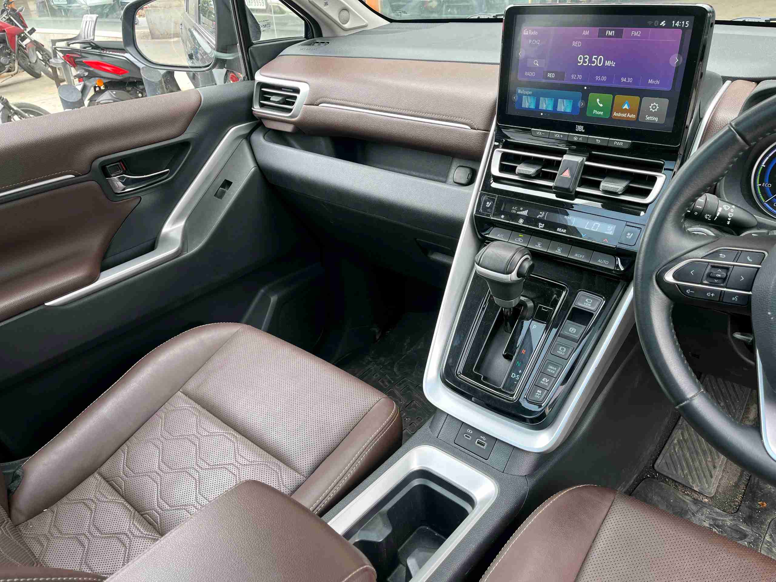 Toyota Innova Hycross photo 7