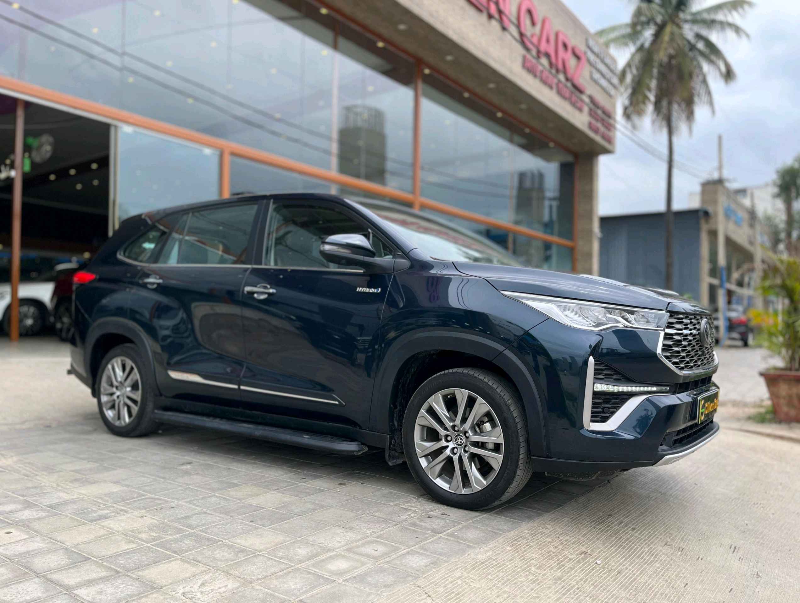 Toyota Innova Hycross photo 3