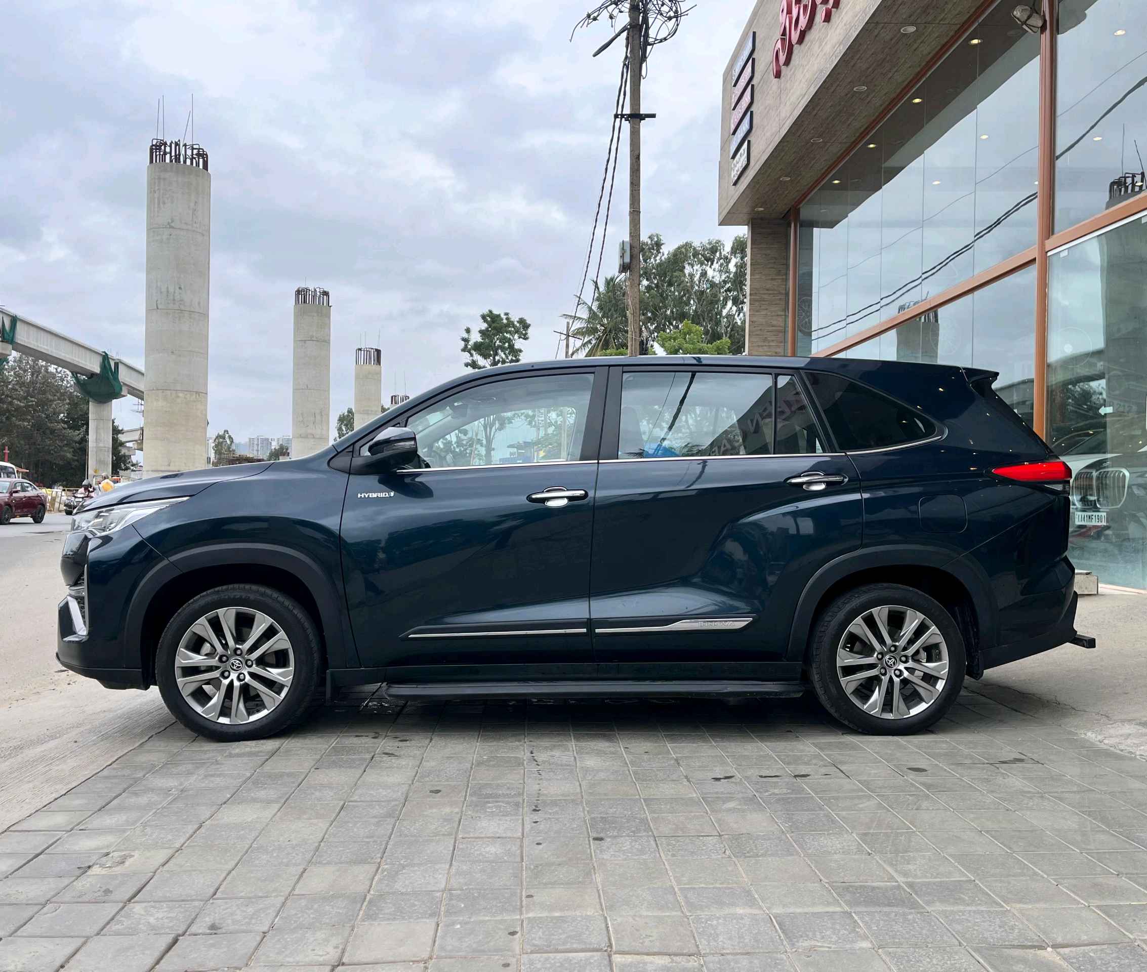Toyota Innova Hycross photo 4