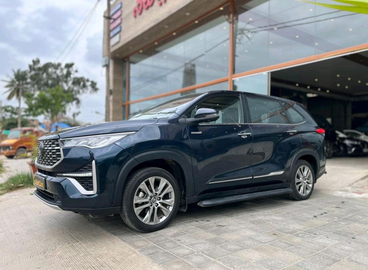 Toyota Innova Hycross photo 2
