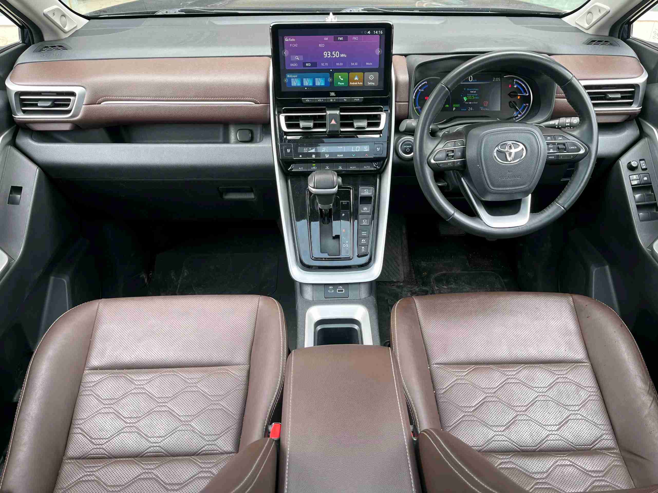 Toyota Innova Hycross photo 6