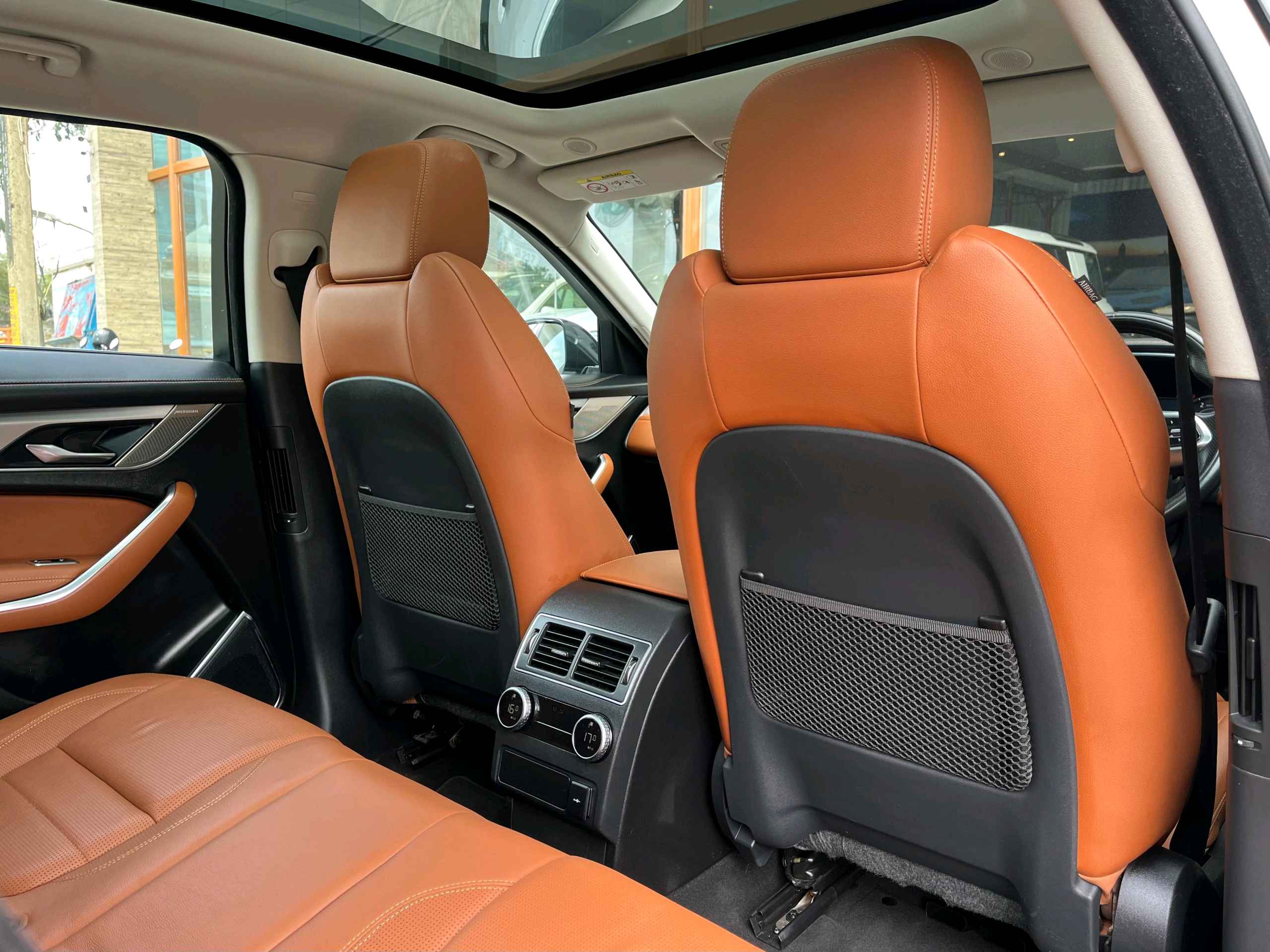 Jaguar F-pace photo 9