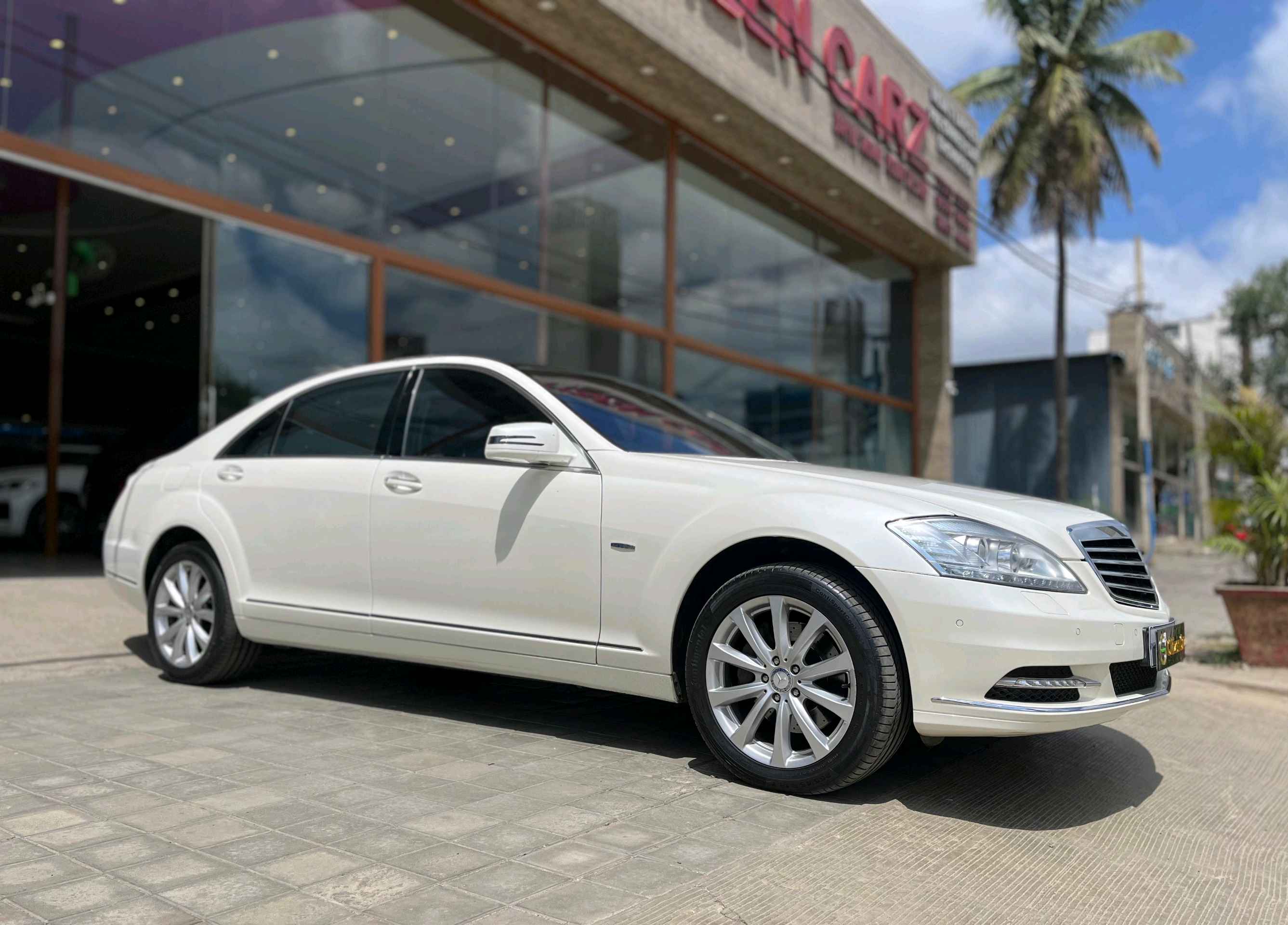 Mercedes Benz S Class photo 2