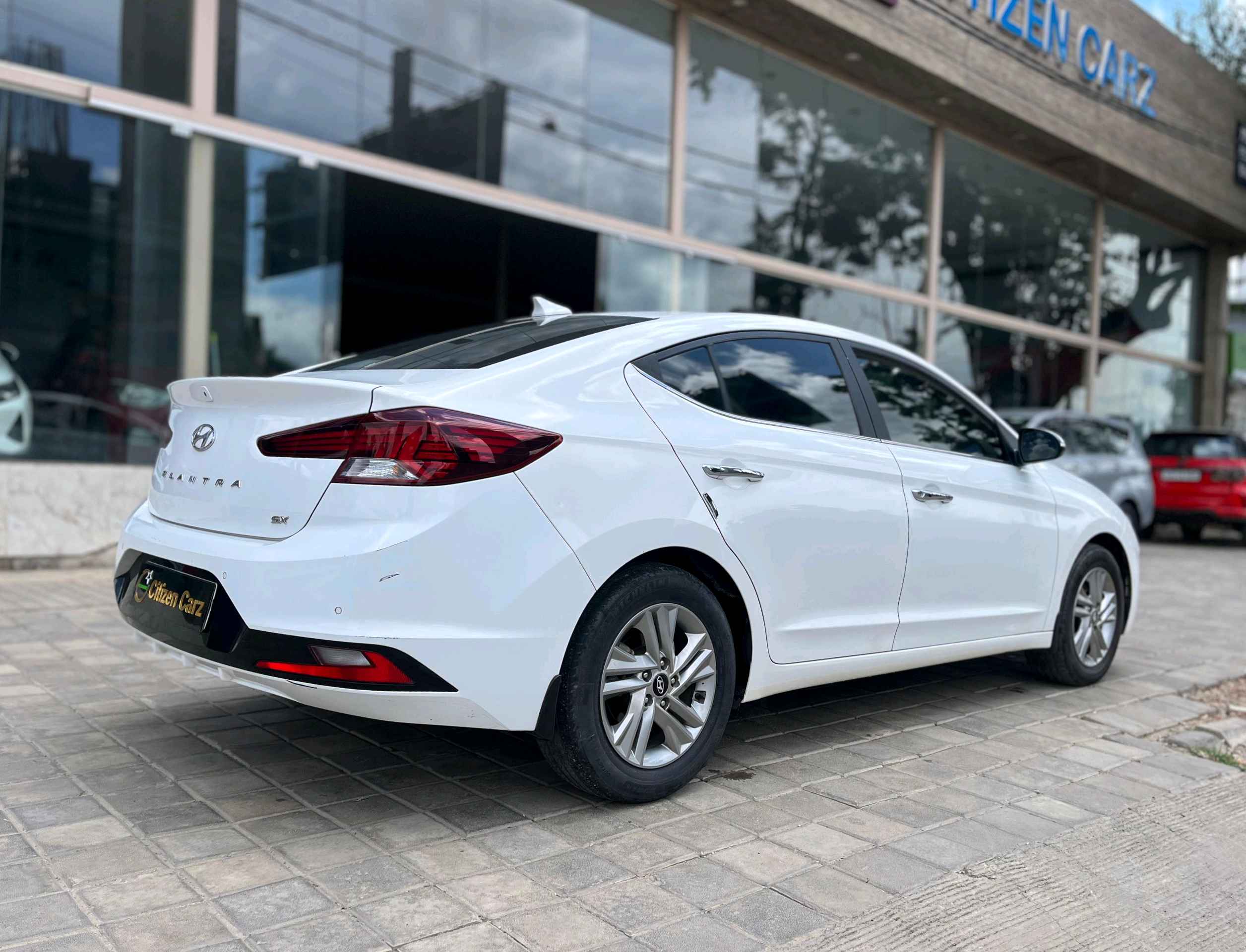 Hyundai Elantra photo 3