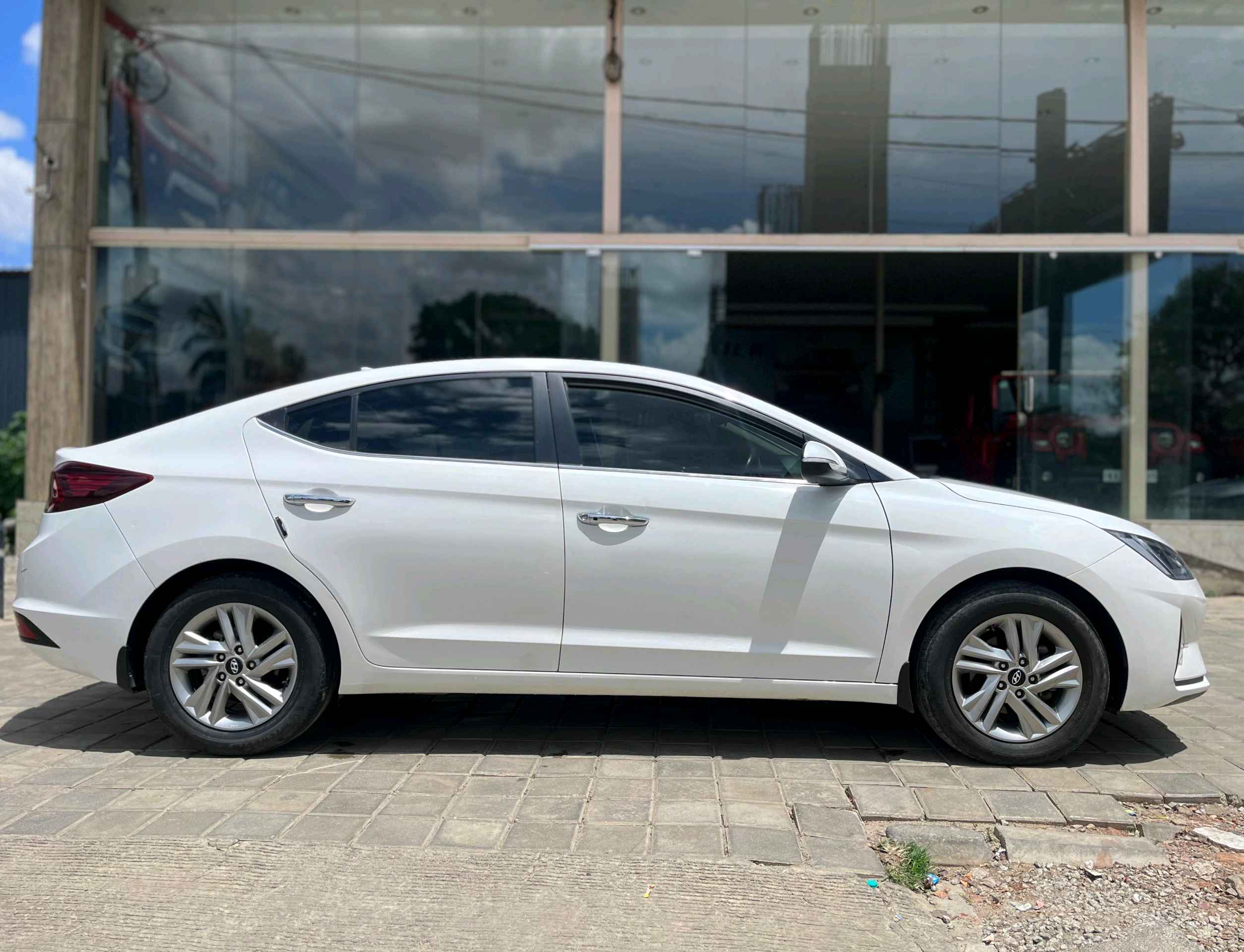 Hyundai Elantra photo 4