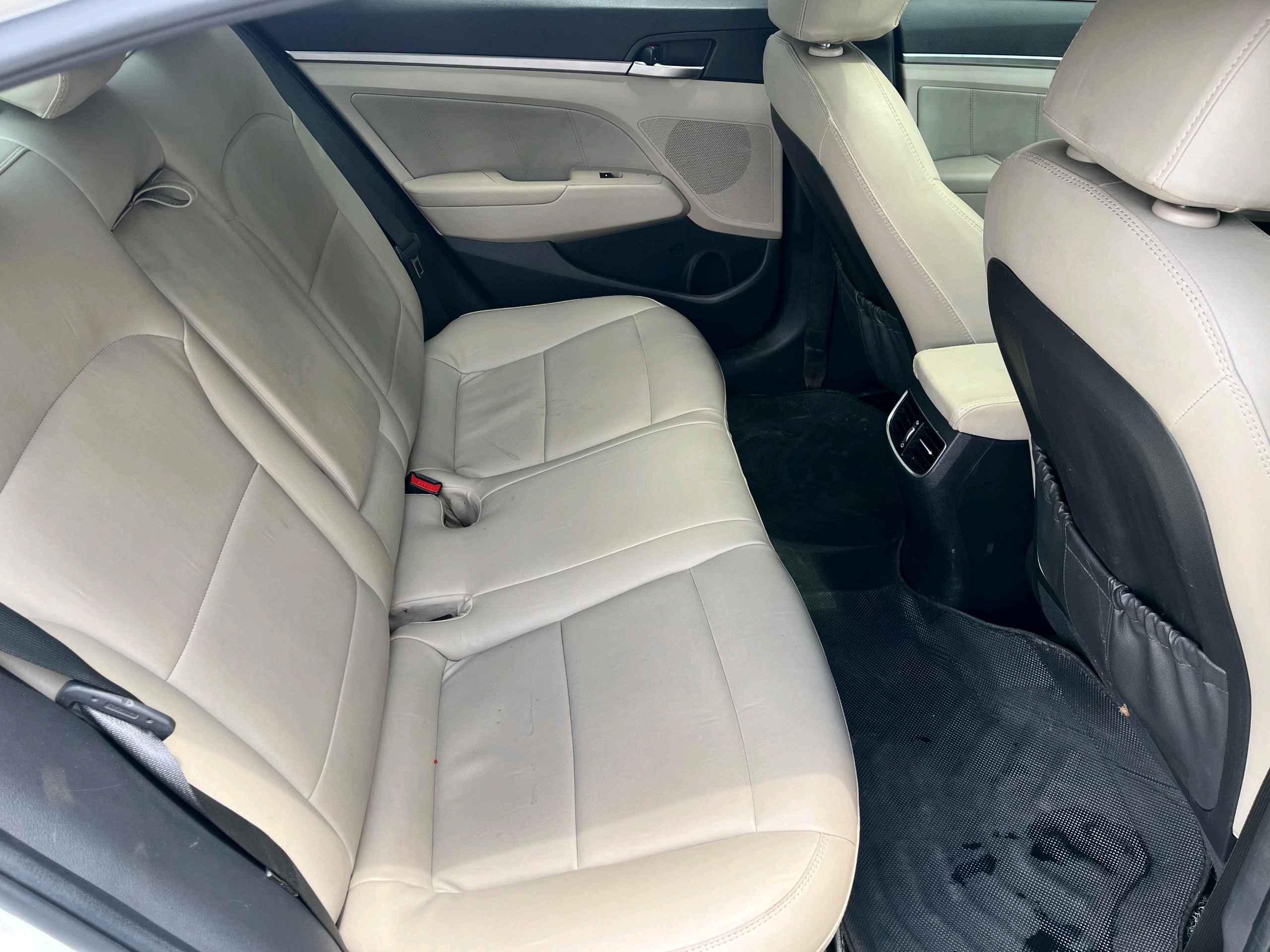 Hyundai Elantra photo 8