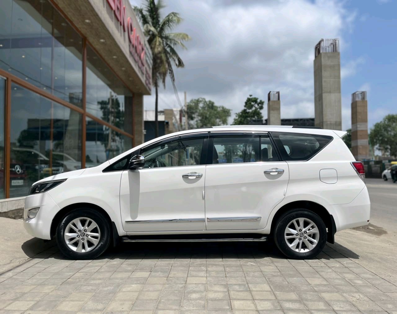 Toyota Innova Crysta photo 4