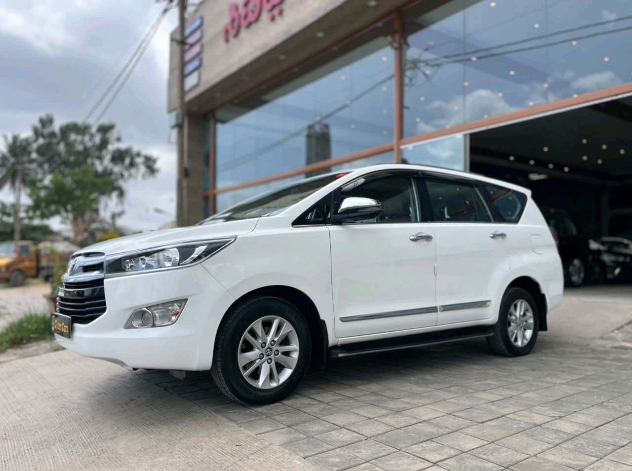 Toyota Innova Crysta photo 2