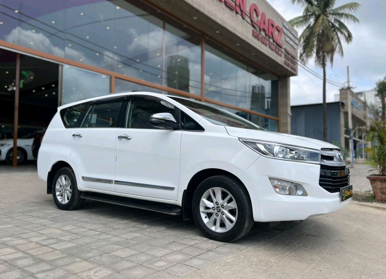 Toyota Innova Crysta photo 3