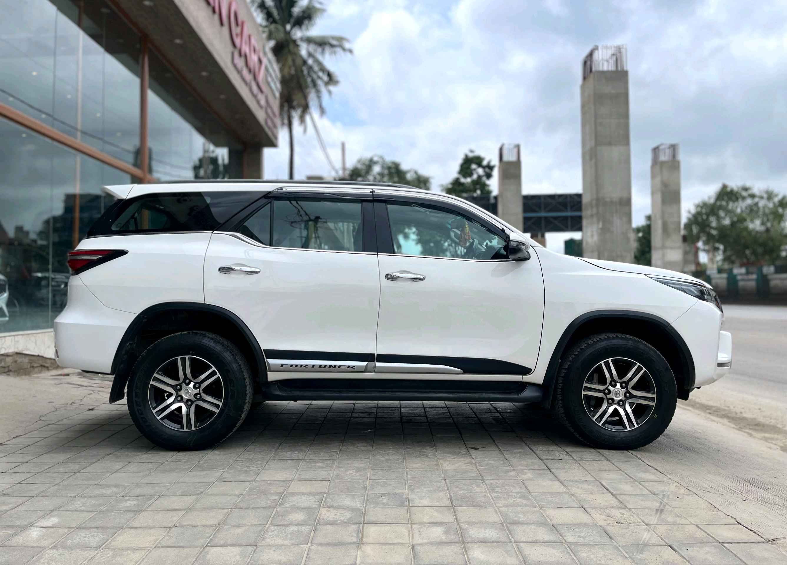 Toyota Fortuner photo 3