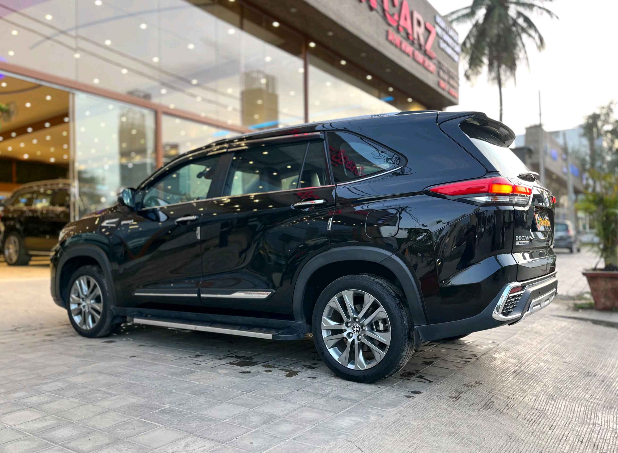 Toyota Innova Hycross photo 10