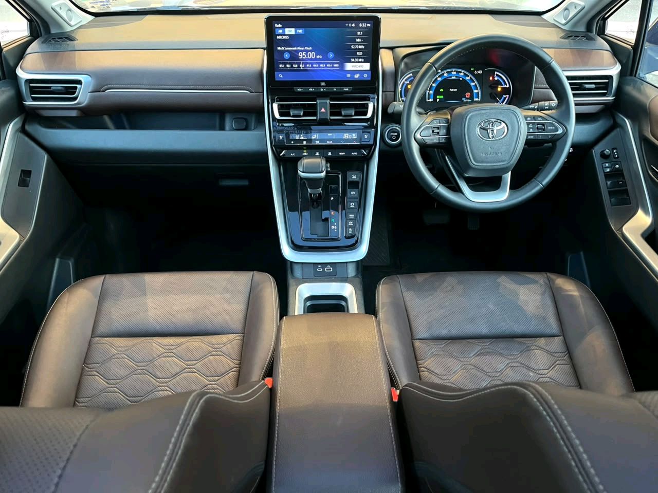 Toyota Innova Hycross photo 3