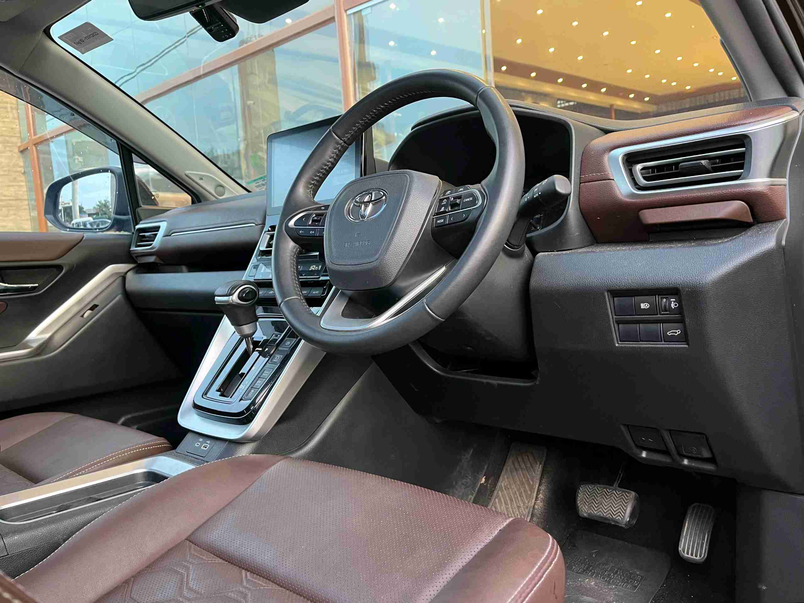Toyota Innova Hycross photo 4