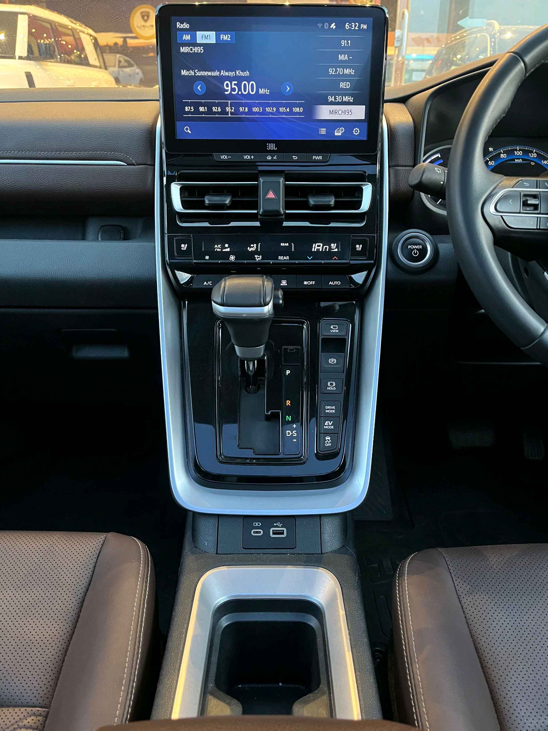Toyota Innova Hycross photo 5