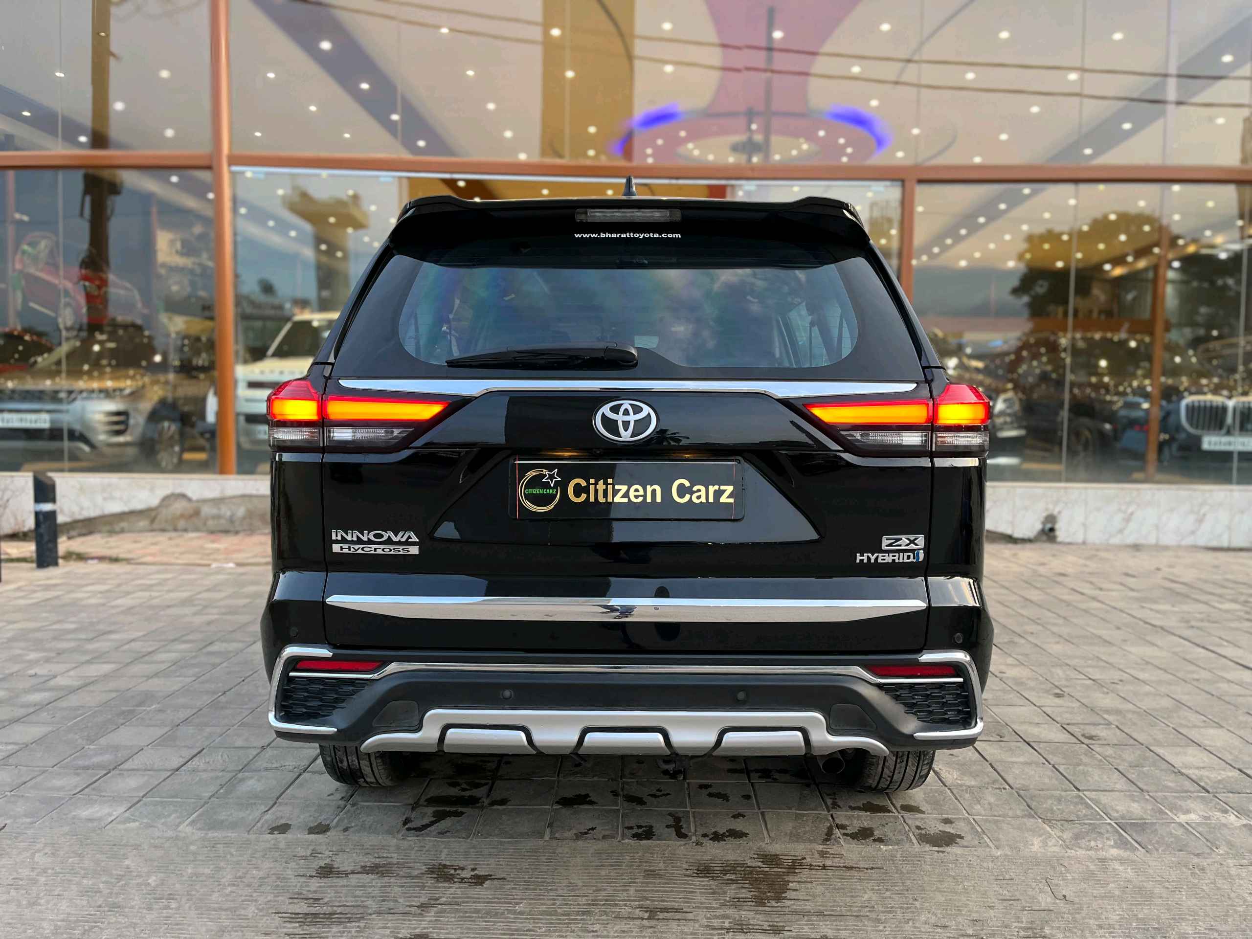 Toyota Innova Hycross photo 8