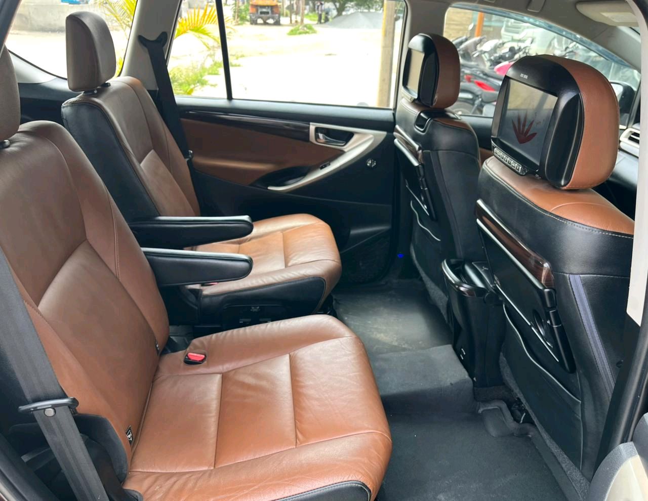 Toyota Innova Crysta photo 7