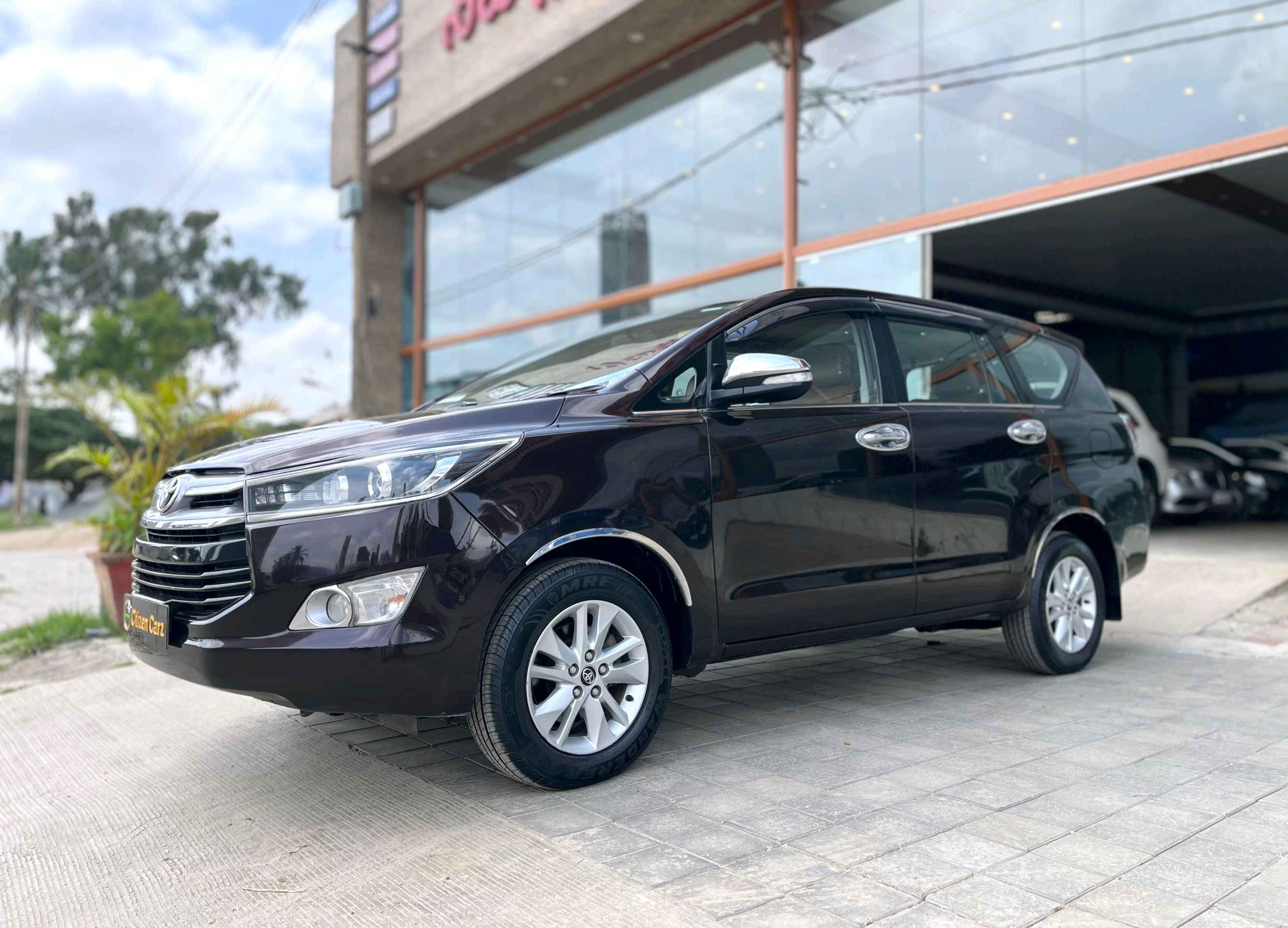 Toyota Innova Crysta photo 2