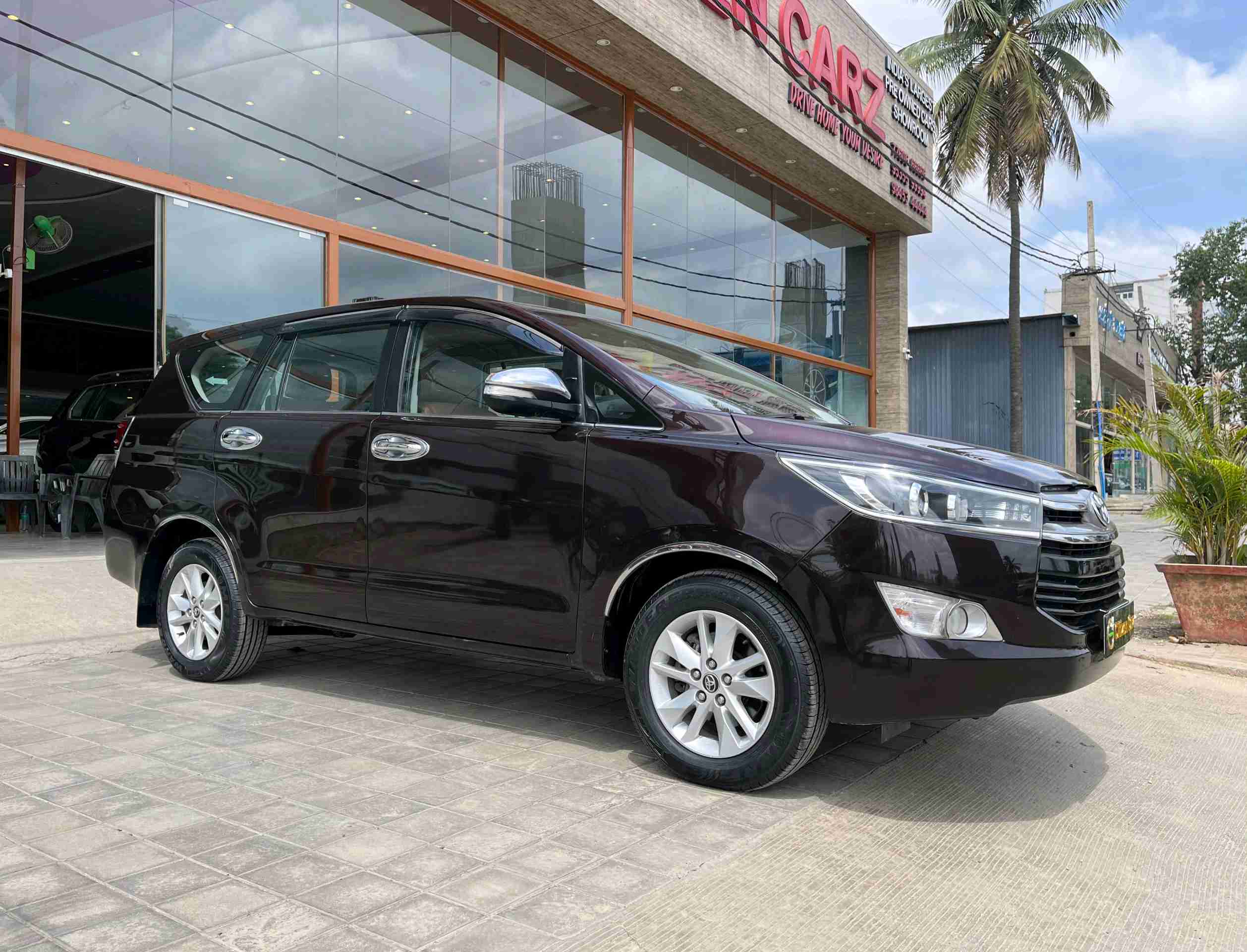 Toyota Innova Crysta photo 3