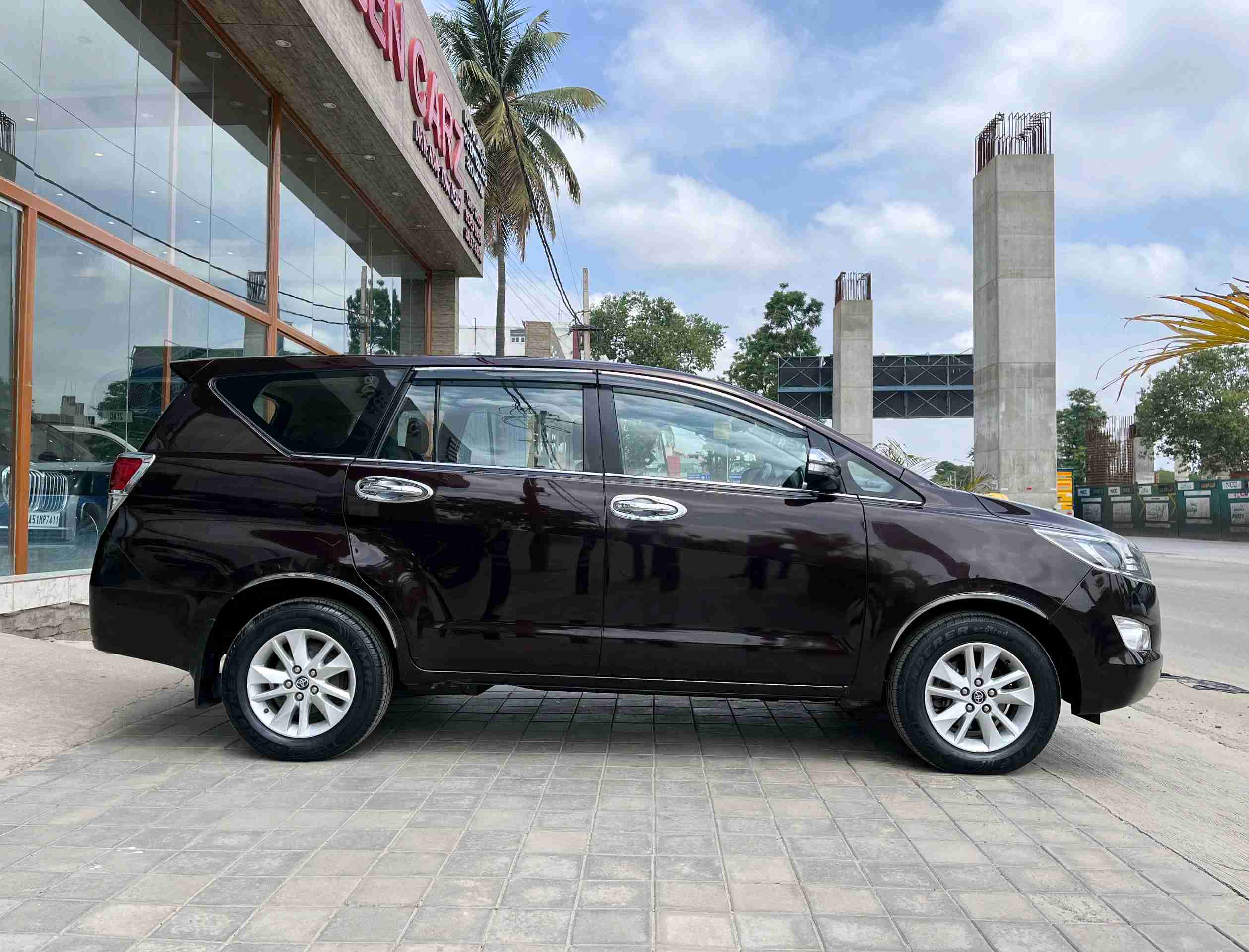 Toyota Innova Crysta photo 4