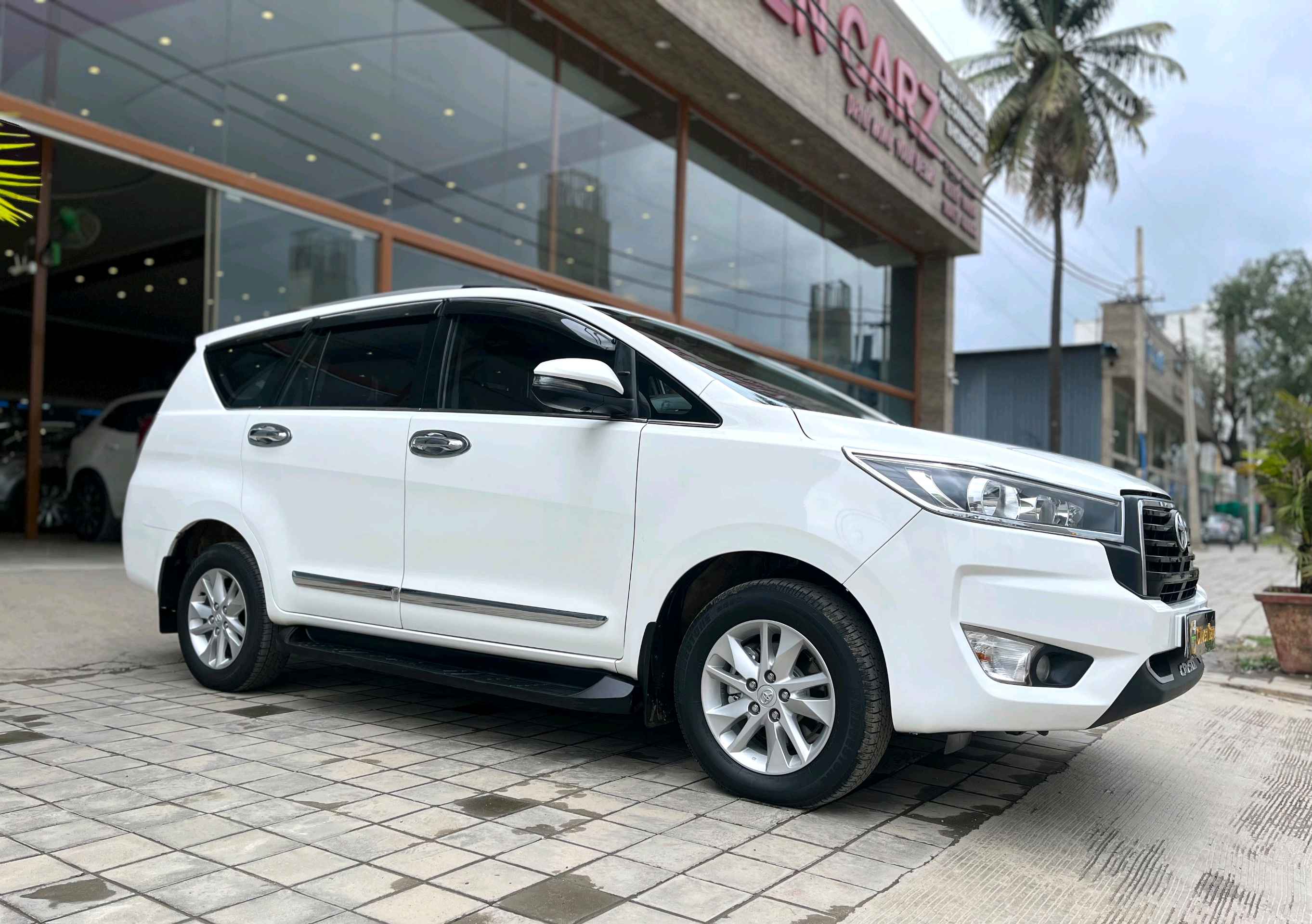 Toyota Innova Crysta photo 2
