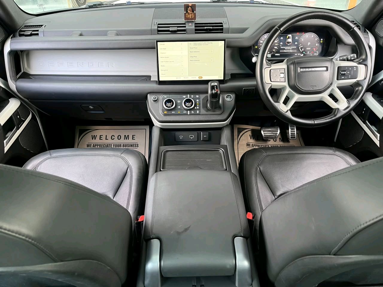 Land Rover Defender 110 photo 11