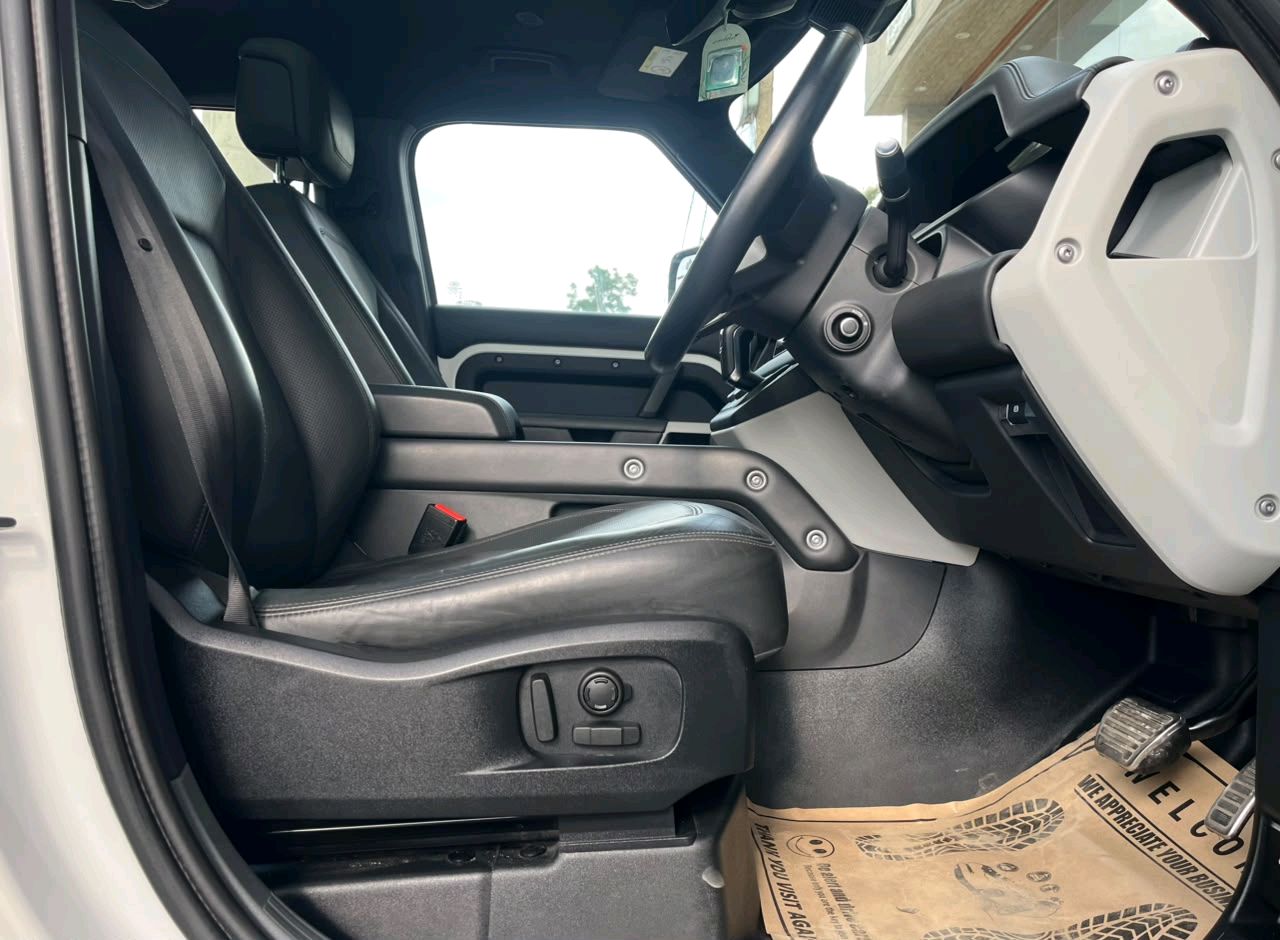 Land Rover Defender 110 photo 12