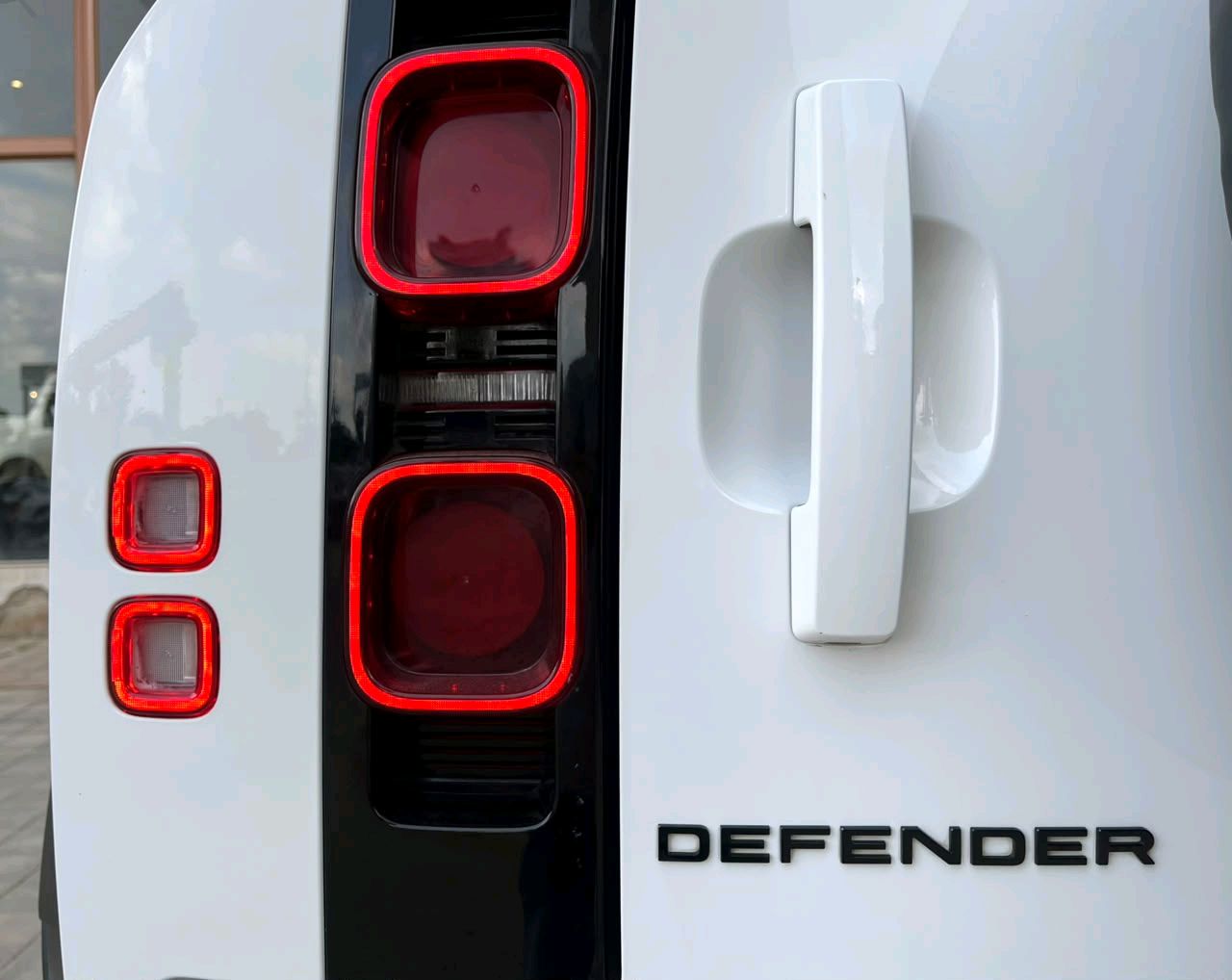 Land Rover Defender 110 photo 15