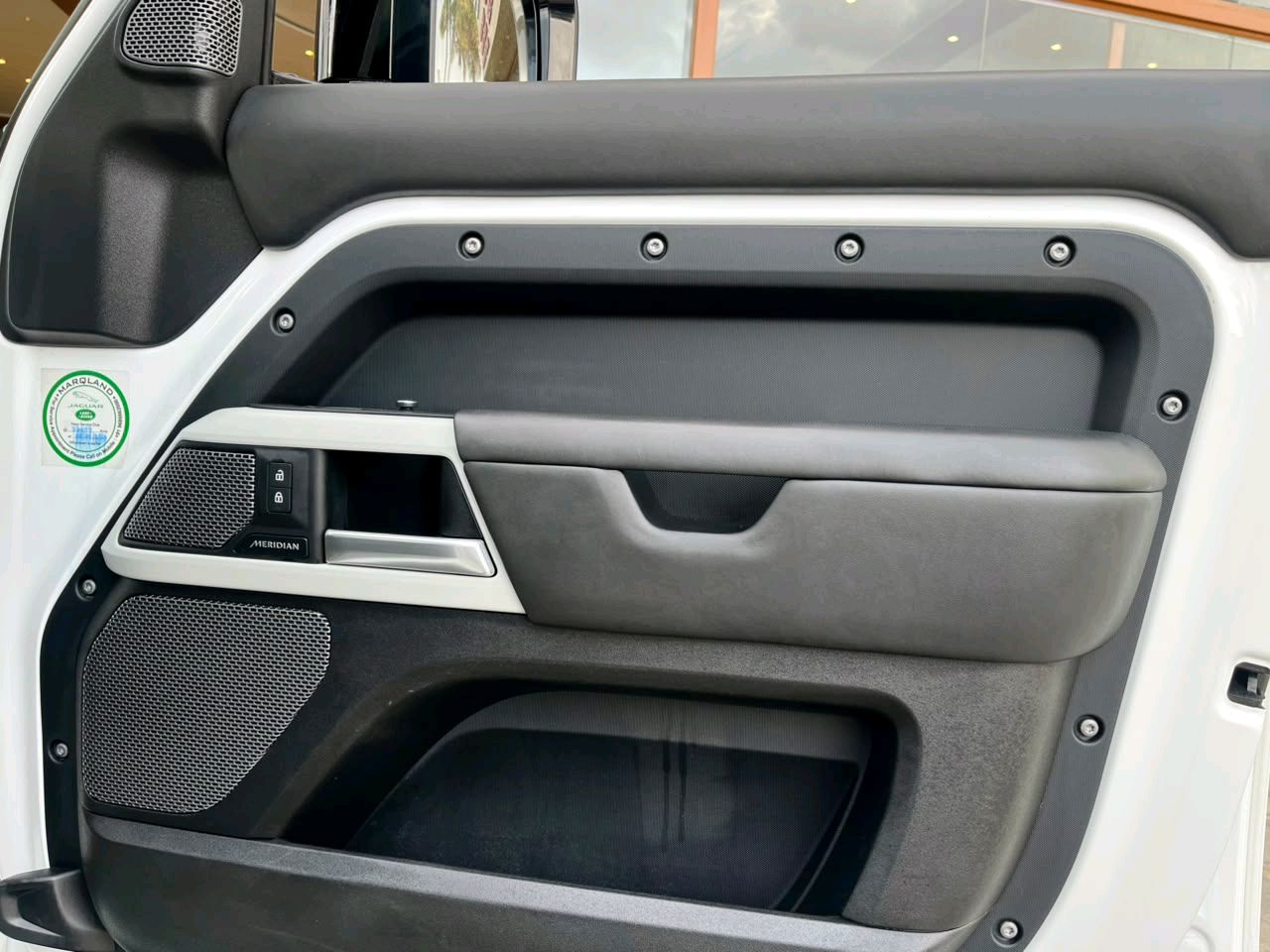Land Rover Defender 110 photo 16