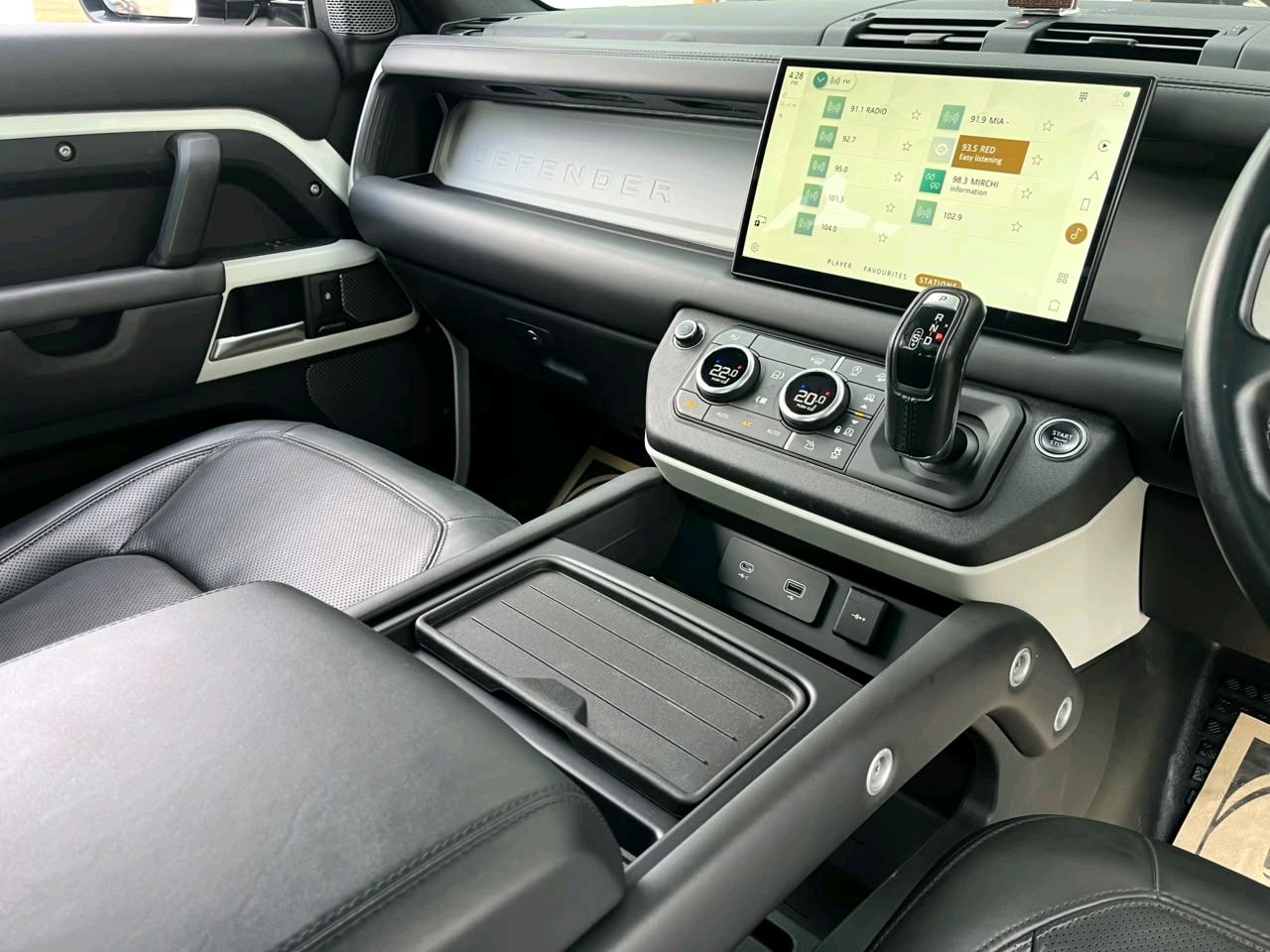 Land Rover Defender 110 photo 3