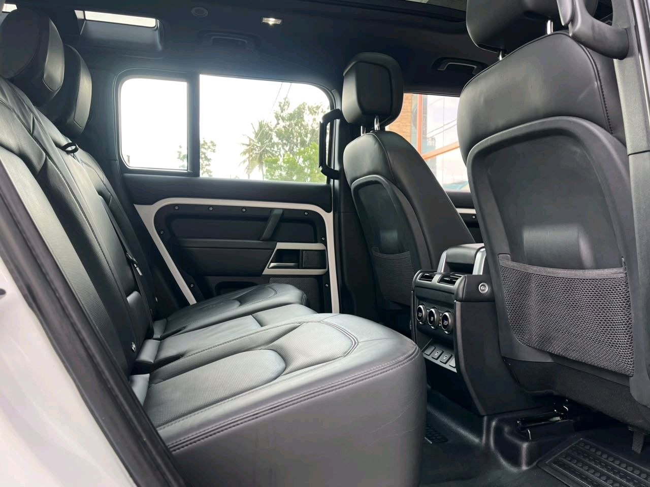 Land Rover Defender 110 photo 4