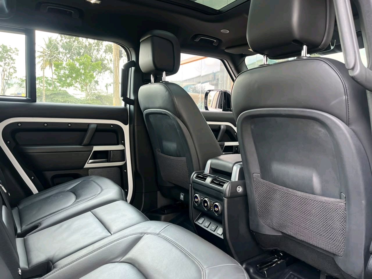 Land Rover Defender 110 photo 5