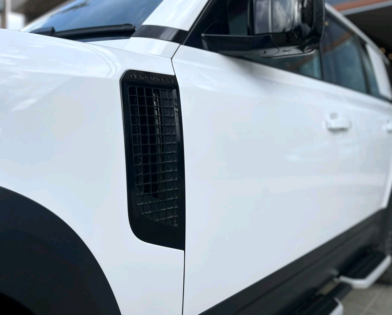 Land Rover Defender 110 photo 7