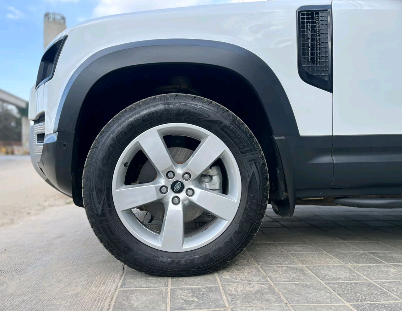 Land Rover Defender 110 photo 8