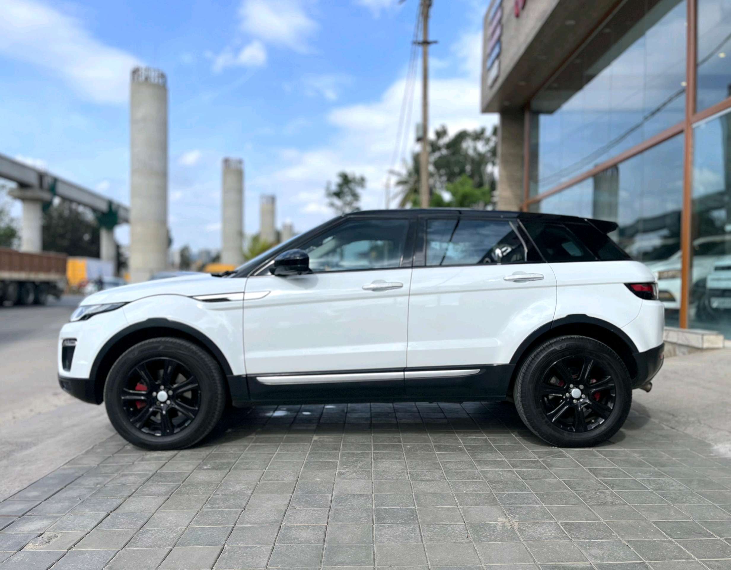 Land Rover Discovery Sport photo 2