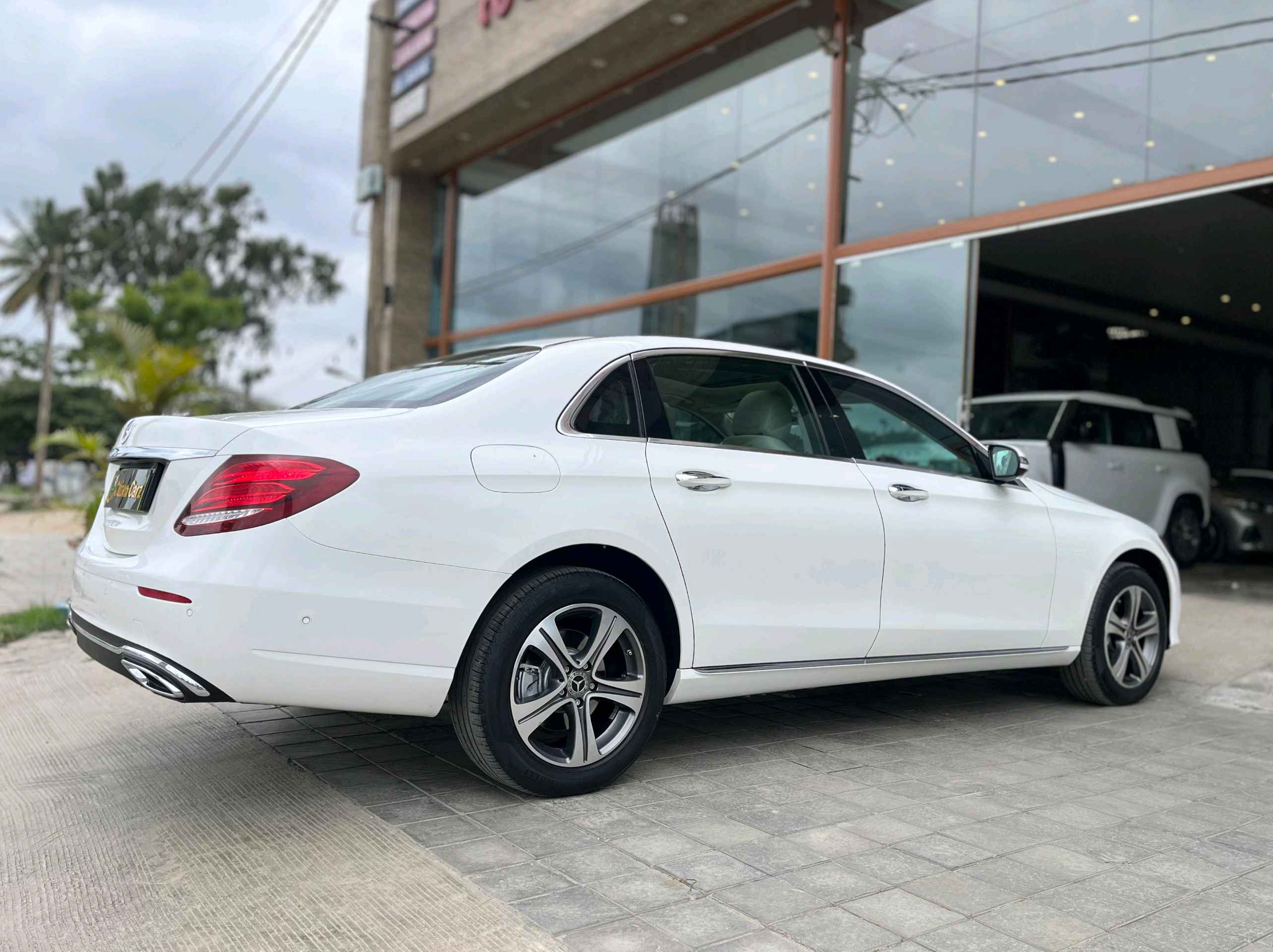 Mercedes Benz E Class photo 3