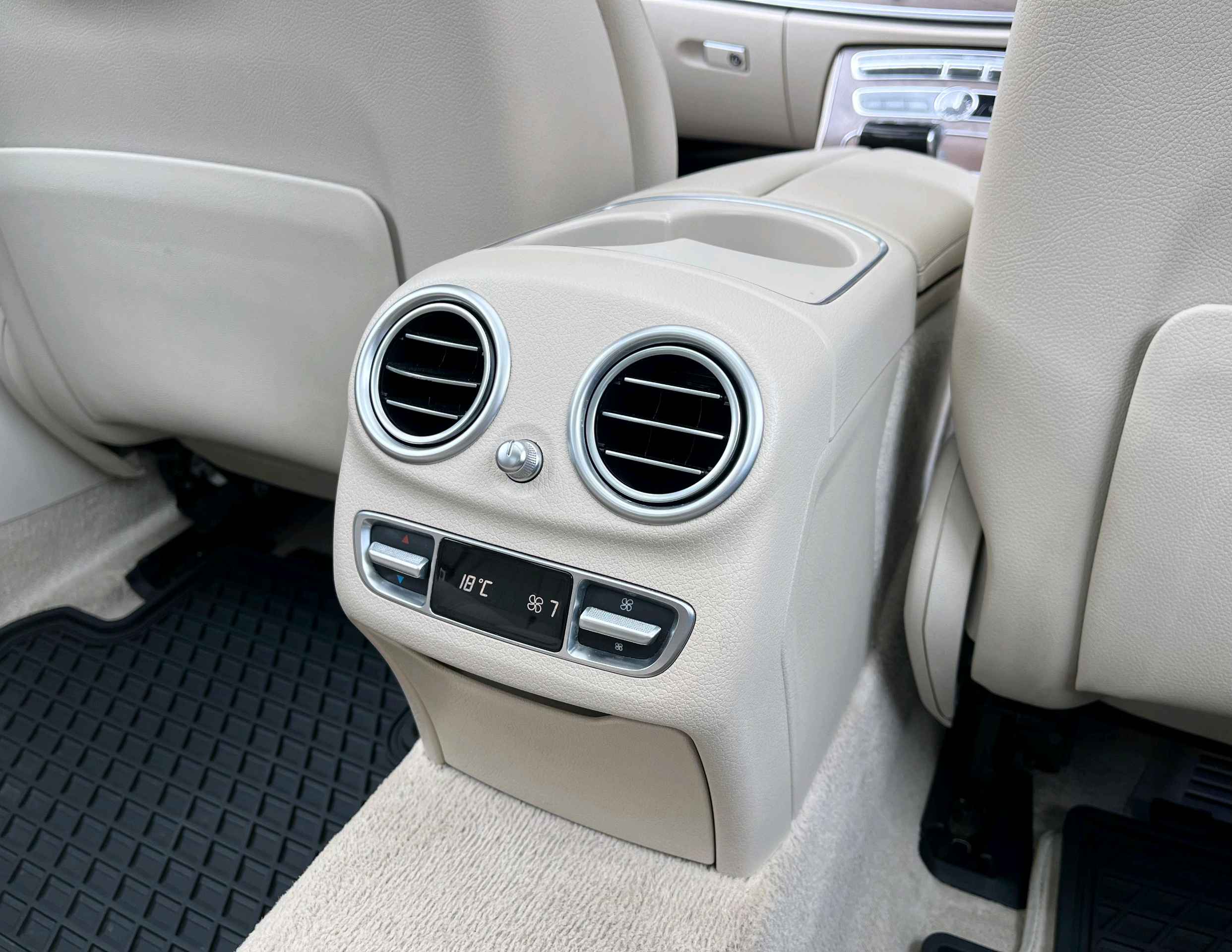 Mercedes Benz E Class photo 8