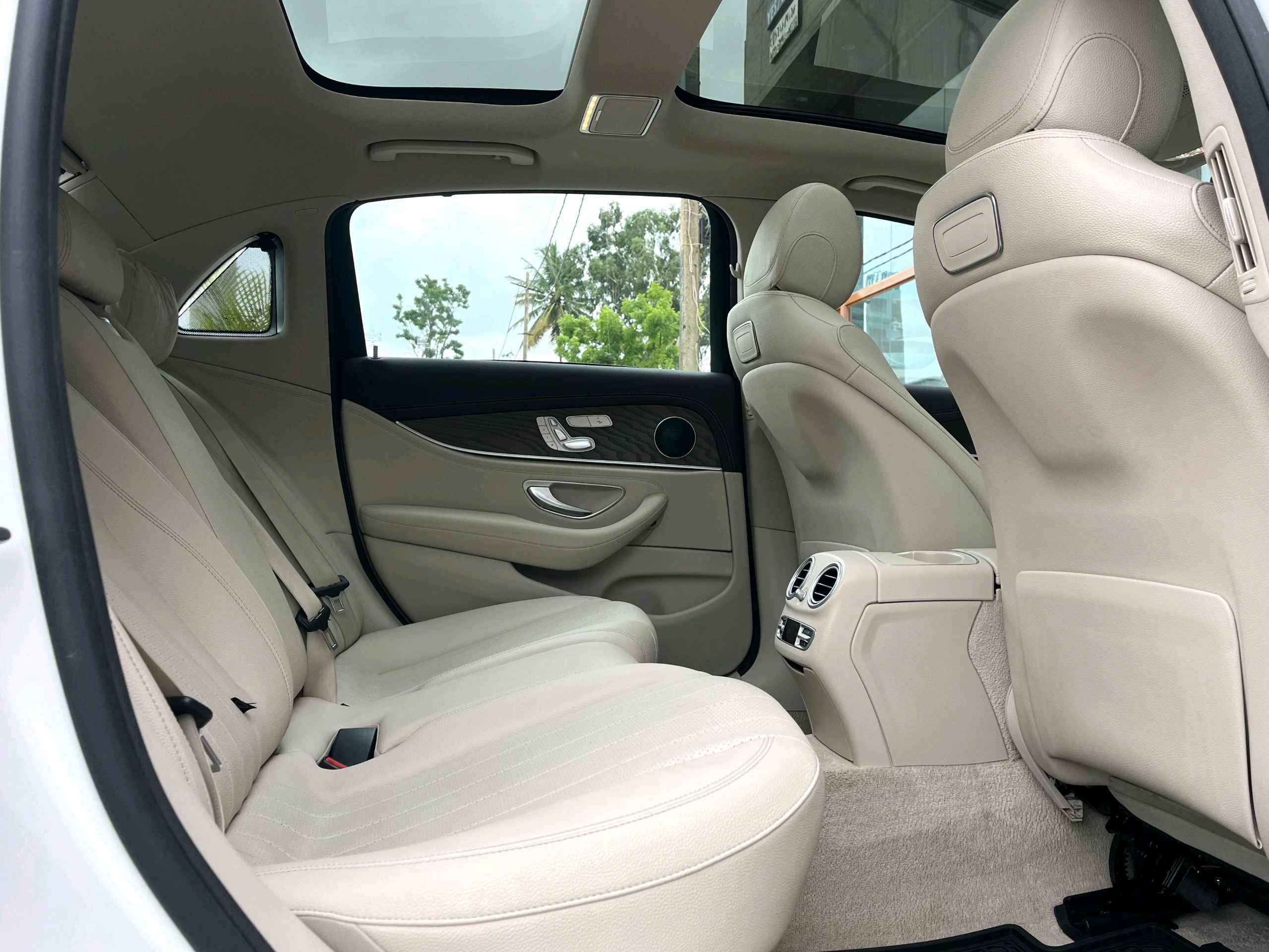Mercedes Benz E Class photo 9