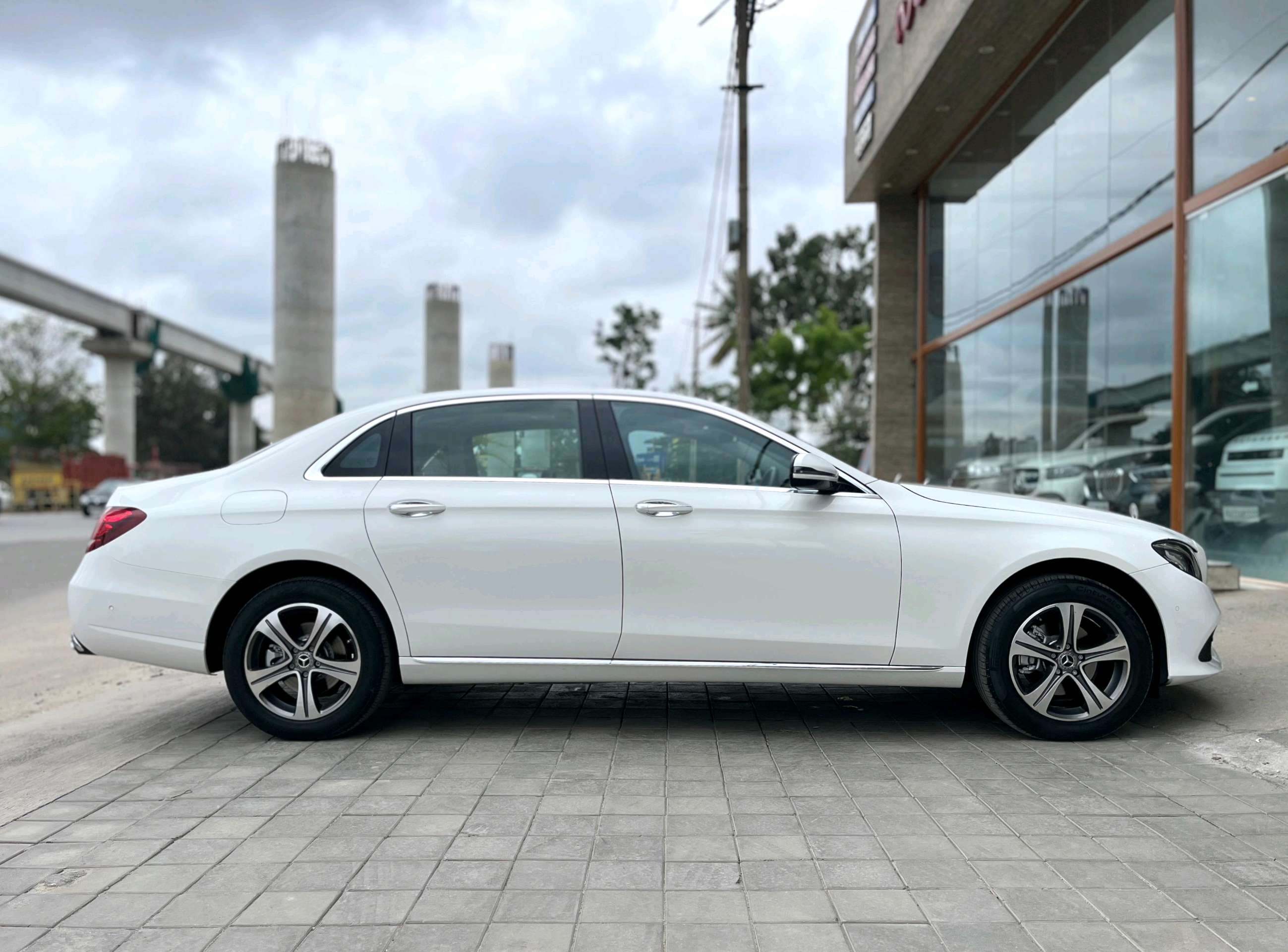Mercedes Benz E Class photo 4