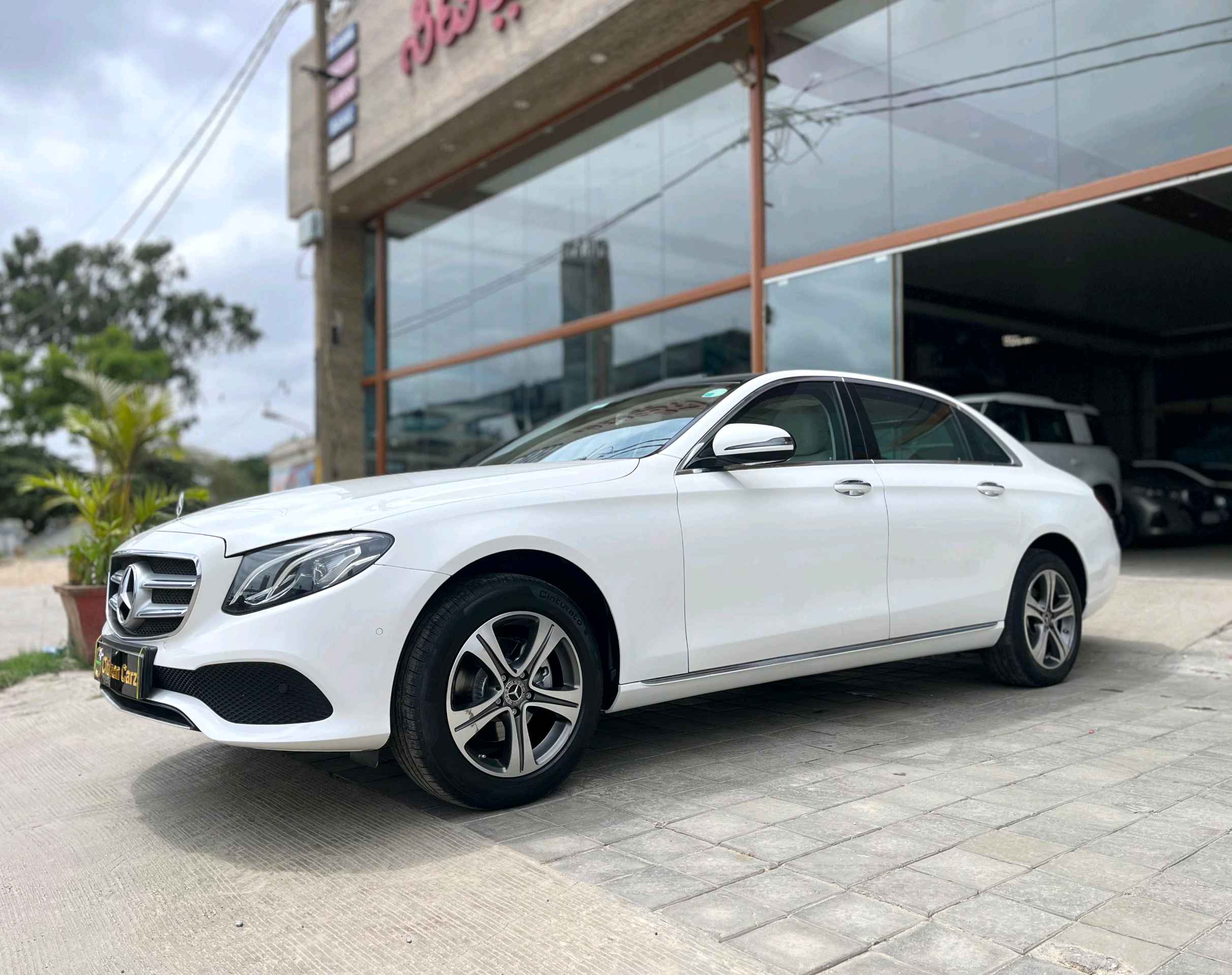 Mercedes Benz E Class photo 2