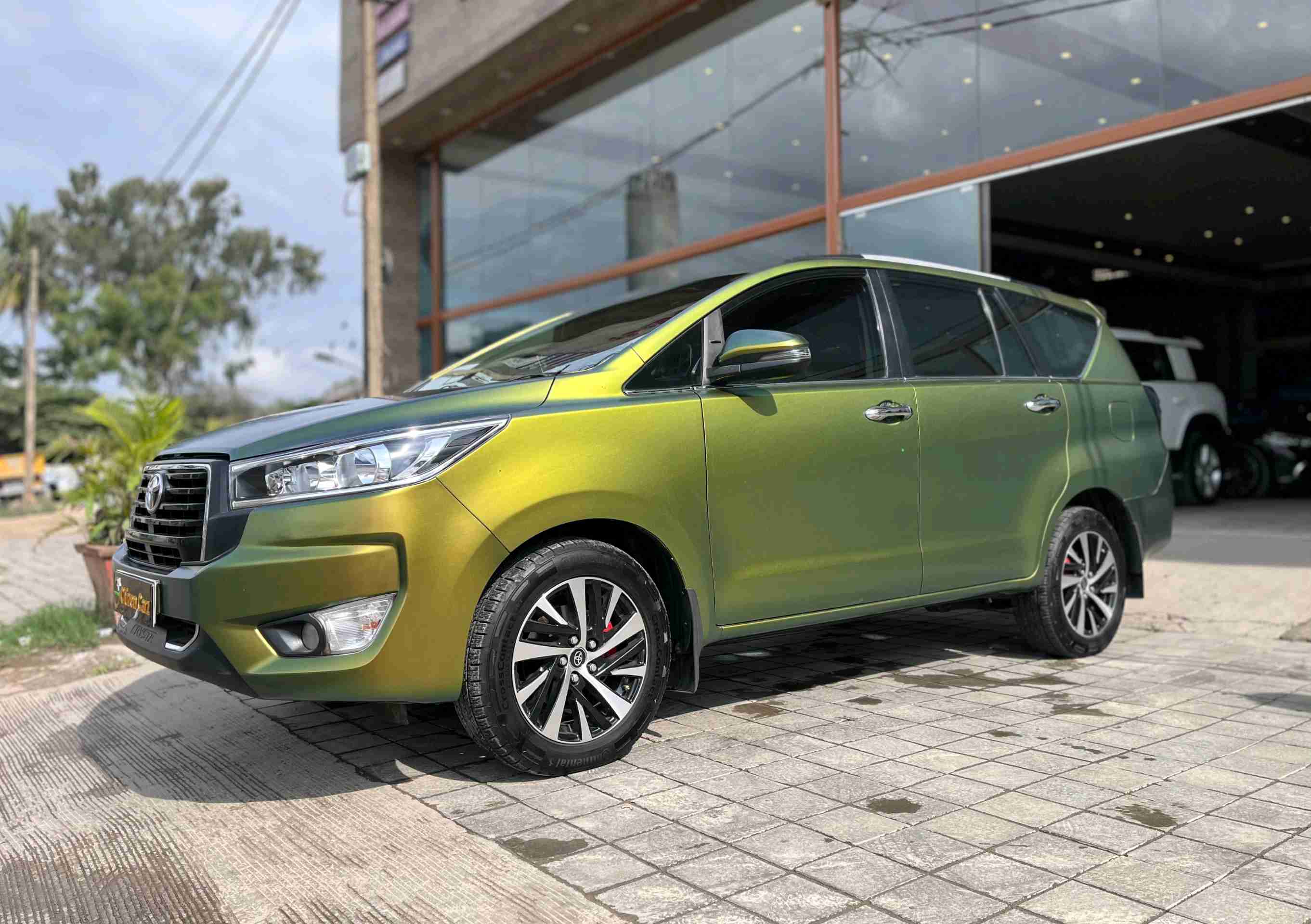 Toyota Innova Crysta photo 2
