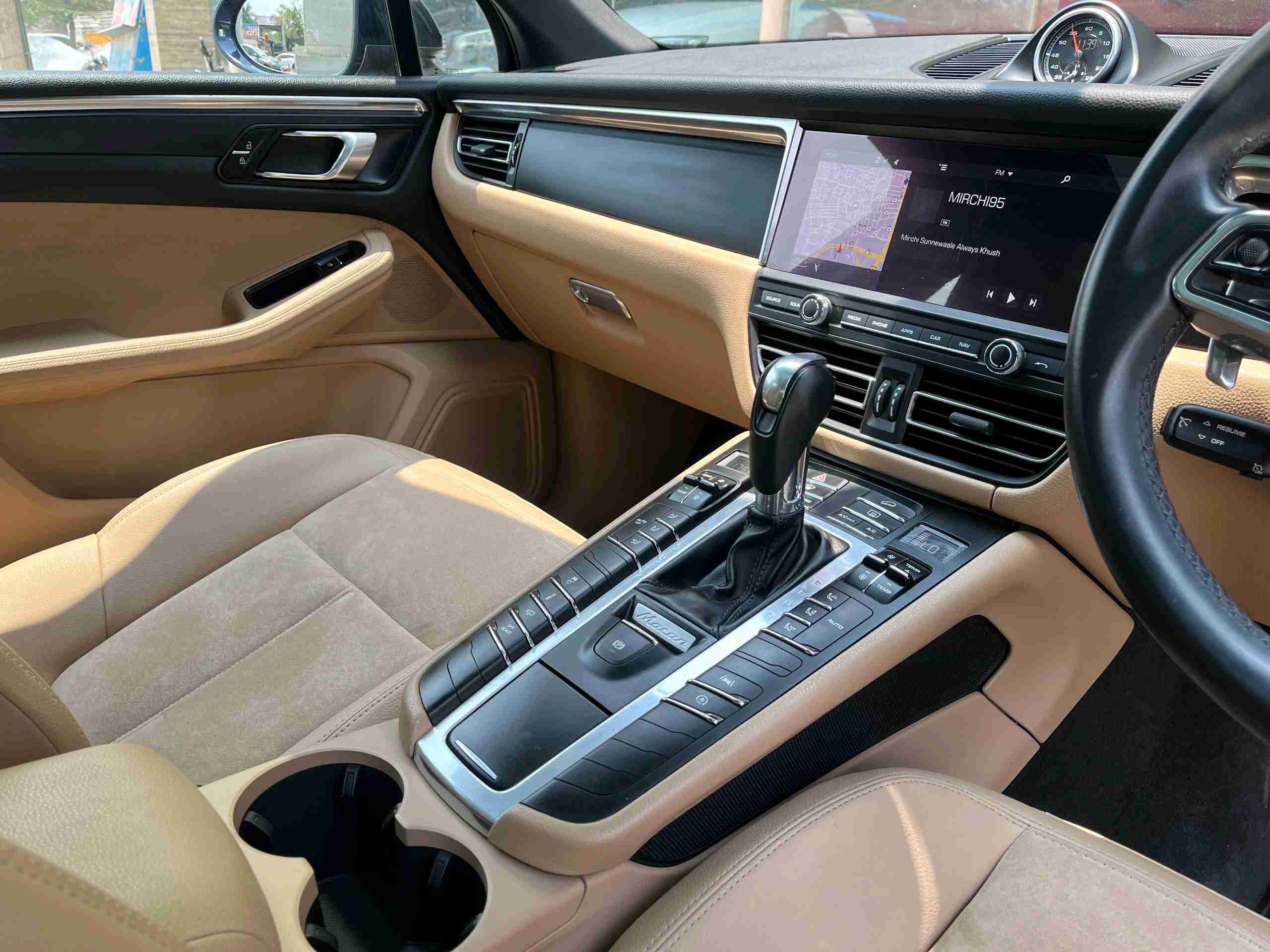 PORSCHE Macan photo 2