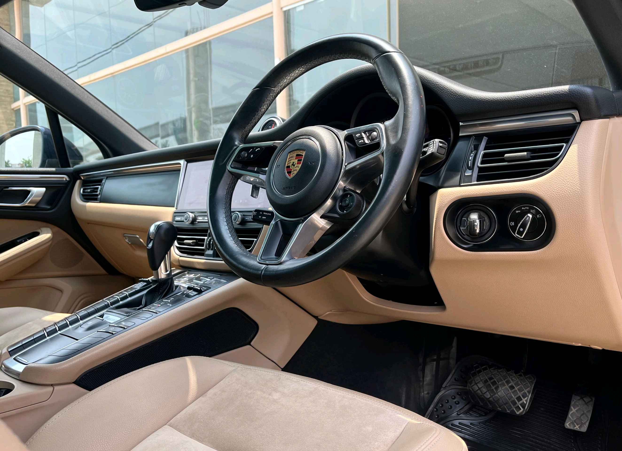 PORSCHE Macan photo 9